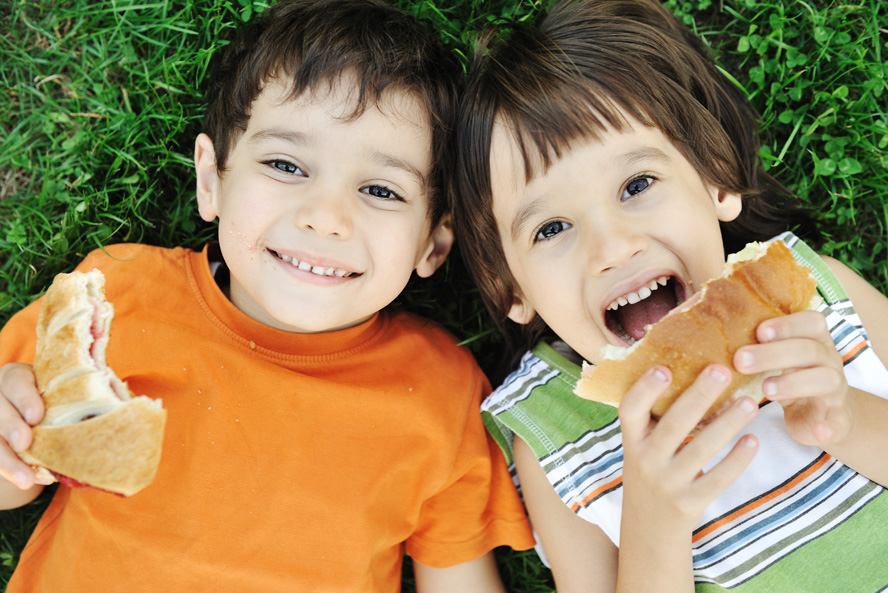 Kids eating lunch image